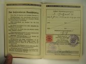 Солдатская книжка и книжка члена Немецкого трудового фронта .